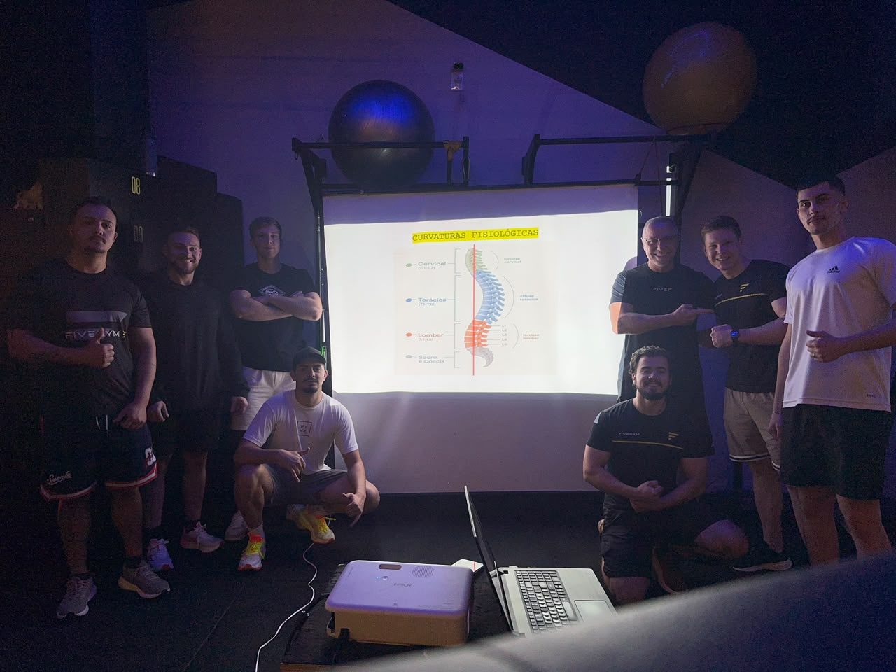 Professores da Five Gym reunidos após a capacitação