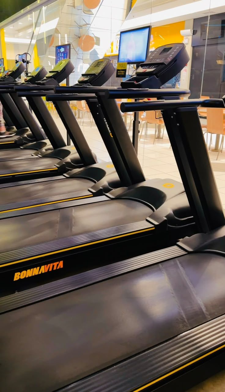 Esteiras da Five Gym com vista para o Videira Shopping