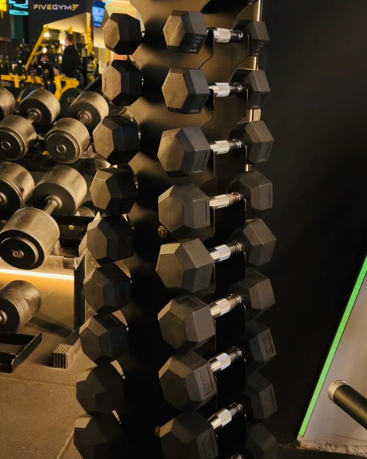 Torre de halteres sextavados na área de pesos livres da Five Gym